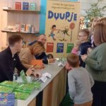 An Swartenbroekx Instagram – De boekvoorstelling van DUUPJE 3 was een succes! Met dank aan @hermanverbruggen @dieter.steenhaut en Door Swennen, een echte Duupjesfan. 💚
En nu: allen naar de winkel. 😀
Ook online te koop via deze link: 
https://www.bol.com/nl/nl/s/?searchtext=Duupje+3

@femkevanhoef
#kinderboekenzijnzalig 
#standaarduitgeverij