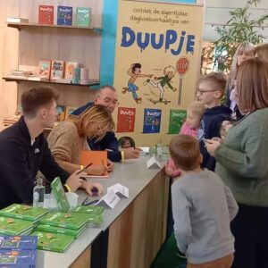 An Swartenbroekx Instagram - De boekvoorstelling van DUUPJE 3 was een succes! Met dank aan @hermanverbruggen @dieter.steenhaut en Door Swennen, een echte Duupjesfan. 💚
En nu: allen naar de winkel. 😀
Ook online te koop via deze link: 
https://www.bol.com/nl/nl/s/?searchtext=Duupje+3

@femkevanhoef
#kinderboekenzijnzalig 
#standaarduitgeverij