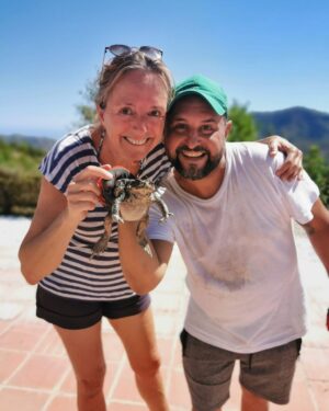 An Swartenbroekx Instagram - Nog volop aan 't verbouwen. Vandaag in @story_magazine 🇪🇸🔆
Foto 1: Onze eerste badgast (de dikke pad hé) 
Foto 2: Voor Guido is het zwembad nu diep genoeg
Foto 3: Daar gaat de pergola...
Foto 4: Voorlopig slapen we nog in ons rijdend huisje.
@decraeneguido