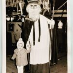 An Swartenbroekx Instagram – 6 december 1972. Een bang Anneke bij de Sint… 😁