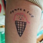 Ana Markl Instagram - Foi um ano cheio de decisões importantes, como a de fazer esta tatuagem a relembrar-me todos os dias aquilo que realmente importa: gelados. Bom Ano! 🩷 (Uma ideia concretizada pela maravilhosa @baby.asteroid na @fiasco.lisboa)