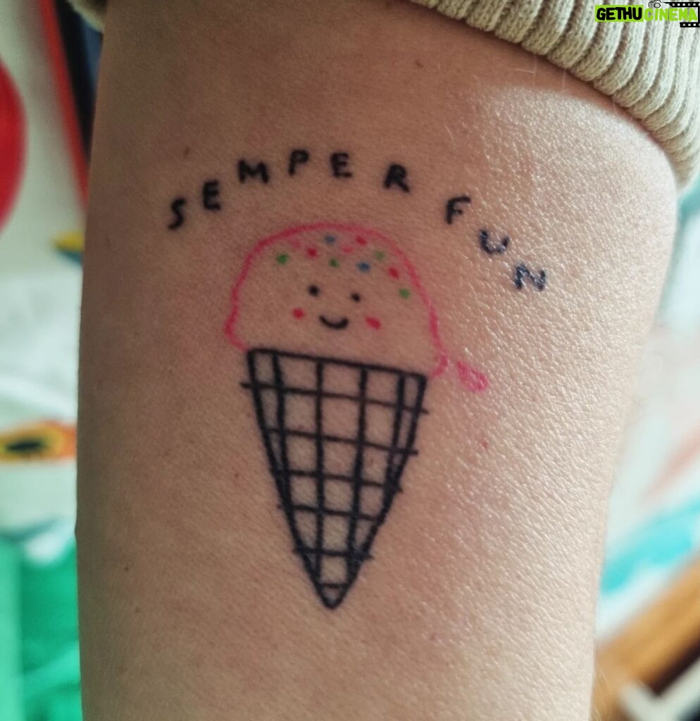 Ana Markl Instagram - Foi um ano cheio de decisões importantes, como a de fazer esta tatuagem a relembrar-me todos os dias aquilo que realmente importa: gelados. Bom Ano! 🩷 (Uma ideia concretizada pela maravilhosa @baby.asteroid na @fiasco.lisboa)