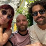 Ana Markl Instagram - Decidimos ficar em silêncio enquanto atravessávamos o túnel do Marão a caminho de Vila Real. Durante esse tempo, senti uma mistura de sossego e saudades. Amo estes dois na medida certa - que é aquele ponto de franqueza em que confessamos uns aos outros que não nos conseguiríamos aturar durante muito mais tempo. #manhasda3 #cachondos Teatro de Vila Real