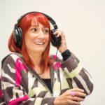 Ana Markl Instagram - Credo! A mulher agora não pára de se despedir? Isto já parece a eternamente derradeira digressão do Phil Collins. Pois bem, serve este post para vos dizer que está disponível o último episódio da minha colaboração com a @fundacao_ffms: o podcast [In]Pertinente sobre Sociedade. Tenho de admitir que este foi dos episódios que mais gozo me deu fazer nos últimos tempos. Fala de culturas juvenis, algo que me diz muito porque sou uma velha gaiteira. A verdade é que não gostava de ser jovem e saber o que sei hoje. Estou bem assim e, como diziam os outros, "the kids are alright": os miúdos estão bem também. A juventude não é desperdiçada nos jovens e o nosso tempo não era melhor que o deles. Respeitem e amem cada pessoa em todas as fases da sua vida. Obrigada à @ffms e a todos os especialistas que tanto me ensinaram. O [In]Pertinente continua.