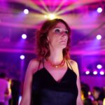 Ana Markl Instagram - Fazer televisão em directo é como entrar num comboio em andamento e sair e voltar a entrar, sem parar em nenhuma estação ou apeadeiro. Mas ontem, ao fazer a gala dos Prémios Play, eu sabia que ia estar em casa - não só porque fui levada por uma equipa do caraças, mas porque estavam naquelas mesas muitas pessoas que fazem parte da minha história no jornalismo musical e na rádio. Passei a noite a amaciar os nervos trocando acenos, palavras ou apenas olhares ternos com gente tão boa - artistas, malta das editoras, amigos desta vida da comunicação - que foi como se estivesse rodeada de almofadinhas humanas. Obrigada à @rtppt e aos @playpremiosdamusicaportuguesa. Obrigada à minha rádio @antena3rtp, que eu tenho boa cara é para fazer rádio. Mas o @filipecarrico_styling deu a volta. E não sei como mais agradecer às manas @joanagama, companheira de nervos e de Prince, e @filomenacautela, nossa Obi-wan. 💜 Coliseu dos Recreios