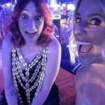 Ana Markl Instagram - Fazer televisão em directo é como entrar num comboio em andamento e sair e voltar a entrar, sem parar em nenhuma estação ou apeadeiro. Mas ontem, ao fazer a gala dos Prémios Play, eu sabia que ia estar em casa - não só porque fui levada por uma equipa do caraças, mas porque estavam naquelas mesas muitas pessoas que fazem parte da minha história no jornalismo musical e na rádio. Passei a noite a amaciar os nervos trocando acenos, palavras ou apenas olhares ternos com gente tão boa - artistas, malta das editoras, amigos desta vida da comunicação - que foi como se estivesse rodeada de almofadinhas humanas. Obrigada à @rtppt e aos @playpremiosdamusicaportuguesa. Obrigada à minha rádio @antena3rtp, que eu tenho boa cara é para fazer rádio. Mas o @filipecarrico_styling deu a volta. E não sei como mais agradecer às manas @joanagama, companheira de nervos e de Prince, e @filomenacautela, nossa Obi-wan. 💜 Coliseu dos Recreios