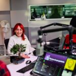 Ana Markl Instagram - Há trabalhos que não merecem amor, claro que há - porque nos drenam e nos exploram. Mas a rádio, no horário da manhã em particular, é um trabalho de amor, não pode ser de outra forma. Acordar às 5h30 todos os dias dói. Mas, como diria o meu primeiro companheiro das Manhãs da 3, o Luís Oliveira, lixado é ser mineiro. Ele não diz é "lixado". Mas é muito fácil perdermos o interesse por qualquer trabalho, por mais que gostemos dele: basta deixarmo-nos minar pela espuma dos dias. O entusiasmo que esbarra na falta de vontade ou na falta de meios, o ar condicionado que não funciona, a empregada do bar que acordou mal disposta, a auto-sabotagem dos egos - enfim, as pequenas questiúnculas do quotidiano.  Isto é exactamente como numa relação: se só ligarmos às meias espalhadas pelo chão, não há amor que resista. Ao longo destes 8 anos de manhãs, apanhei algumas meias. Mas a maior parte do tempo foi de pura alegria. Foi missão. Muito divertido, muito gratificante. Muitas vezes, foi um verdadeiro milagre. Isto é muito intenso. É impossível fazer-se isto sem paixão e ainda por cima a Antena 3 deu-me uma liberdade proporcional à paixão. E daí adveio também uma enorme responsabilidade.  É que vocês, ouvintes, são as primeiras pessoas com quem falamos. E temos o dever de vos providenciarmos uma alegria que, muitas vezes, não temos em nós. Isso faz com que, a nível de equipa, as manhãs de uma rádio sejam um team building natural. Somos almofadas uns dos outros... mas também somos sacos de pancada. Eu não quero ceder ao marasmo da dita espuma dos dias, mas também já não preciso de tanta intensidade. Preciso de descansar. Preciso de fazer outras coisas. De ter energia para o meu filho. Oito anos passaram num instante e numa eternidade: parece que foi ontem que estava numa piscina, numa noite de verão, a pensar que dali a dias começava a fazer manhãs na Antena 3 e lá se acabava a má vida. Entretanto, houve alegrias, tragédias, nascimentos e mortes, abraços e zangas. E uma pandemia pelo meio. Sobrevivemos. Eu dei muito amor a este trabalho e vou-me embora porque sinto que não tenho mais amor para lhe dar. Obrigada ❤️