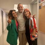 Ana Markl Instagram - Ontem, foi o último de cinco espectáculos Voz de Cama ao Vivo, esgotados, no @teatromariamatos. Isto deixa-me meio zonza: eu e a minha rica @taniiagraca estamos em cima do palco a replicar o que fazemos todas as semanas no podcast da @antena3rtp e isso parece pouco para lhe chamarmos "espectáculo". O que é realmente espectacular é percebermos, através do carinho do nosso público e dos nossos convidados, que este projecto é capaz de mudar a vida de quem nos ouve. Foi muito bonito. E vai continuar a ser, nos vossos ouvidos todas as semanas ou num palco perto de vós. Obrigada aos convidados @jessica_athayde, @dinodsantiago, @apipocamaisdoce, @marisaliz_oficial, @raminhoseffect, @claudiapascoal, @joanamarquespic, @anabacalhau, @bumbanafofinha e @carlao_nabatalha ❤️ @fproducao