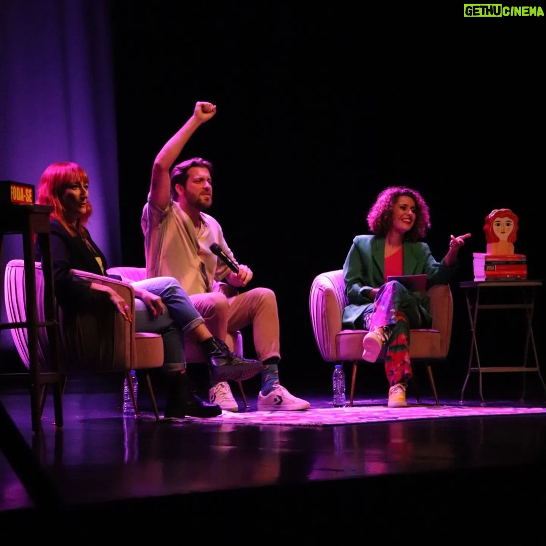 Ana Markl Instagram - O Porto 🩷 Primeira ronda de Voz de Cama ao vivo, no @teatro_sa_da_bandeira. Que palco cheio de tudo: o humor maroto e sensível do meu filho brasileiro @wandson, a subversão glamourosa e inteligente do @petercastrotv, o jogo de cintura desse rapaz todo feito de música que é o @tiago_nacarato. Tantos adjectivos num só parágrafo - e mesmo assim são poucos. Que sorte do caraças poder exercer a minha paixão pelas coisas da vida no palco. É o que me une à brilhante @taniiagraca, na amizade e neste nosso "labour of love". Para a semana há mais 💃 @fproducao @antena3rtp