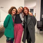 Ana Markl Instagram - Ontem, foi o último de cinco espectáculos Voz de Cama ao Vivo, esgotados, no @teatromariamatos. Isto deixa-me meio zonza: eu e a minha rica @taniiagraca estamos em cima do palco a replicar o que fazemos todas as semanas no podcast da @antena3rtp e isso parece pouco para lhe chamarmos "espectáculo". O que é realmente espectacular é percebermos, através do carinho do nosso público e dos nossos convidados, que este projecto é capaz de mudar a vida de quem nos ouve. Foi muito bonito. E vai continuar a ser, nos vossos ouvidos todas as semanas ou num palco perto de vós. Obrigada aos convidados @jessica_athayde, @dinodsantiago, @apipocamaisdoce, @marisaliz_oficial, @raminhoseffect, @claudiapascoal, @joanamarquespic, @anabacalhau, @bumbanafofinha e @carlao_nabatalha ❤️ @fproducao