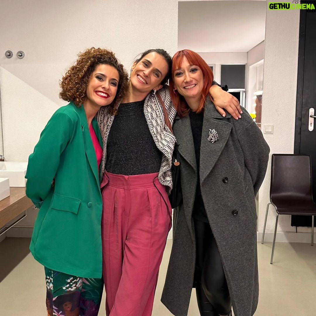 Ana Markl Instagram - Ontem, foi o último de cinco espectáculos Voz de Cama ao Vivo, esgotados, no @teatromariamatos. Isto deixa-me meio zonza: eu e a minha rica @taniiagraca estamos em cima do palco a replicar o que fazemos todas as semanas no podcast da @antena3rtp e isso parece pouco para lhe chamarmos "espectáculo". O que é realmente espectacular é percebermos, através do carinho do nosso público e dos nossos convidados, que este projecto é capaz de mudar a vida de quem nos ouve. Foi muito bonito. E vai continuar a ser, nos vossos ouvidos todas as semanas ou num palco perto de vós. Obrigada aos convidados @jessica_athayde, @dinodsantiago, @apipocamaisdoce, @marisaliz_oficial, @raminhoseffect, @claudiapascoal, @joanamarquespic, @anabacalhau, @bumbanafofinha e @carlao_nabatalha ❤️ @fproducao