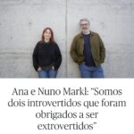 Ana Markl Instagram - Ontem, passou por mim uma simpática fã que, apesar de mostrar que conhecia e apreciava o meu trabalho, me chamou apenas "irmã do Markl". Para mim, essa expressão significa duas coisas: um enorme orgulho no meu irmão e uma confusão do caraças na percepção da minha própria imagem. Ultrapassada a questão psicanalítica, a bonita entrevista que demos ao @publicoimpar reflecte sobre o Natal, a família e este amor de irmãos que se manifesta em criatividade e partilha de gostos desde sempre 💜 Benfica (Lisbon)