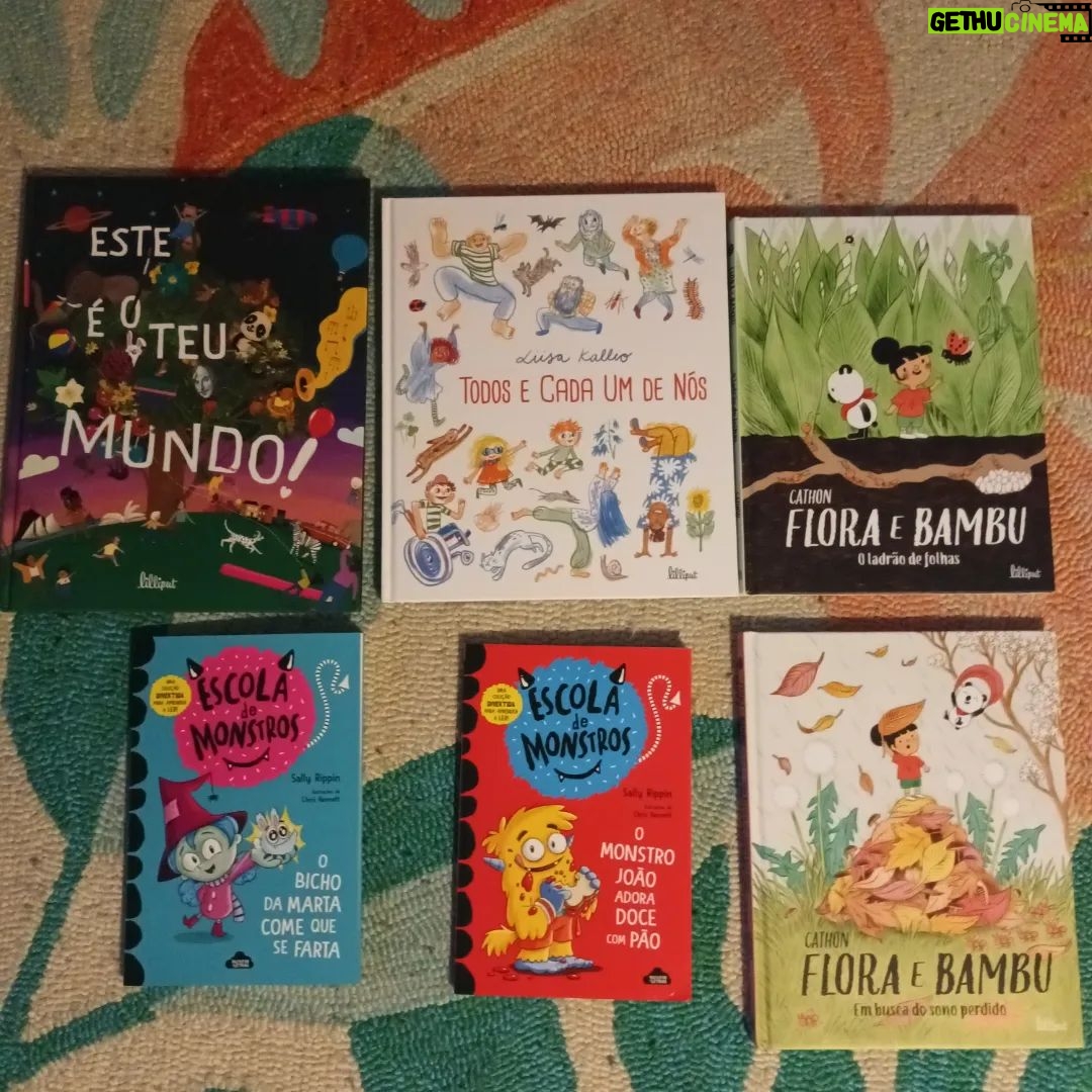 Ana Markl Instagram - A @feiradolivrodelisboa está a terminar e ainda não sabem o que levar para a canalha? Botem os olhos neste post interesseiro. Na primeira foto, os livros que traduzi nos últimos tempos: 🔸️Este É o Teu Mundo, de Barry Falls 🔸️Todos e Cada Um de Nós, de Lisa Kallio 🔸️Escola de Monstros 1 e 2 🔸️Flora e Bambu 1 e 2 São todos lindos, divertidos, educativos. E bem traduzidos 👌 Na segunda foto, os da minha autoria, pois claro 🤓 Tudo da @penguinlivros 💜 Feira do Livro de Lisboa