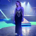 Ana Markl Instagram - Fazer televisão em directo é como entrar num comboio em andamento e sair e voltar a entrar, sem parar em nenhuma estação ou apeadeiro. Mas ontem, ao fazer a gala dos Prémios Play, eu sabia que ia estar em casa - não só porque fui levada por uma equipa do caraças, mas porque estavam naquelas mesas muitas pessoas que fazem parte da minha história no jornalismo musical e na rádio. Passei a noite a amaciar os nervos trocando acenos, palavras ou apenas olhares ternos com gente tão boa - artistas, malta das editoras, amigos desta vida da comunicação - que foi como se estivesse rodeada de almofadinhas humanas. Obrigada à @rtppt e aos @playpremiosdamusicaportuguesa. Obrigada à minha rádio @antena3rtp, que eu tenho boa cara é para fazer rádio. Mas o @filipecarrico_styling deu a volta. E não sei como mais agradecer às manas @joanagama, companheira de nervos e de Prince, e @filomenacautela, nossa Obi-wan. 💜 Coliseu dos Recreios