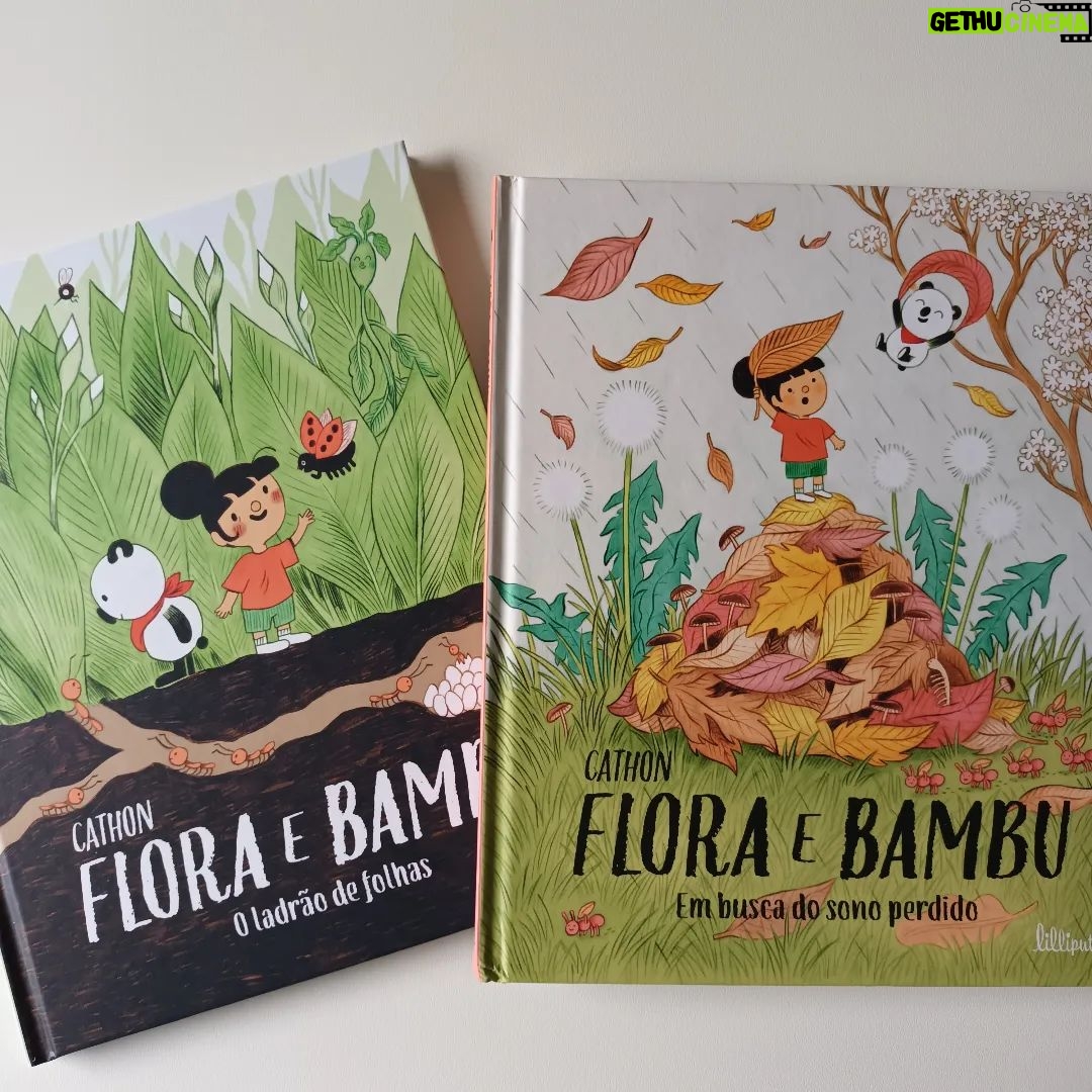 Ana Markl Instagram - Sempre adorei banda desenhada, desde os gibis às novelas gráficas. E acho que, como quem não quer a coisa, impingi esse gosto ao meu filho. Só que o garoto não sabe ler, pois claro, e boa sorte para quem tentar explicar o Watchmen a um miúdo de 3 anos. Foi então que fiquei a saber que há novelas gráficas para pequenitos - e não só fiquei a saber como as traduzi. O resultado está agora à venda, com aprovação de mãe Markl e seu rebento. Sigam as aventuras da Flora e do Bambu ❤️ @penguinkidspt