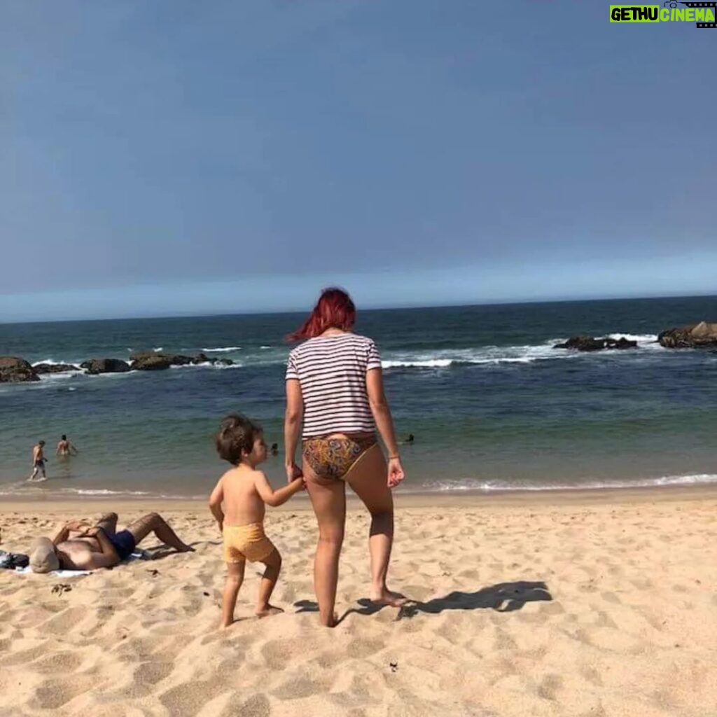 Ana Markl Instagram - Passei a infância enrolada em toalhas de praia para me proteger da nortada vilacondense. Chega o meu filho e pumba: mamã, vamos ao mar! Pois vamos, que se lixe o frio.