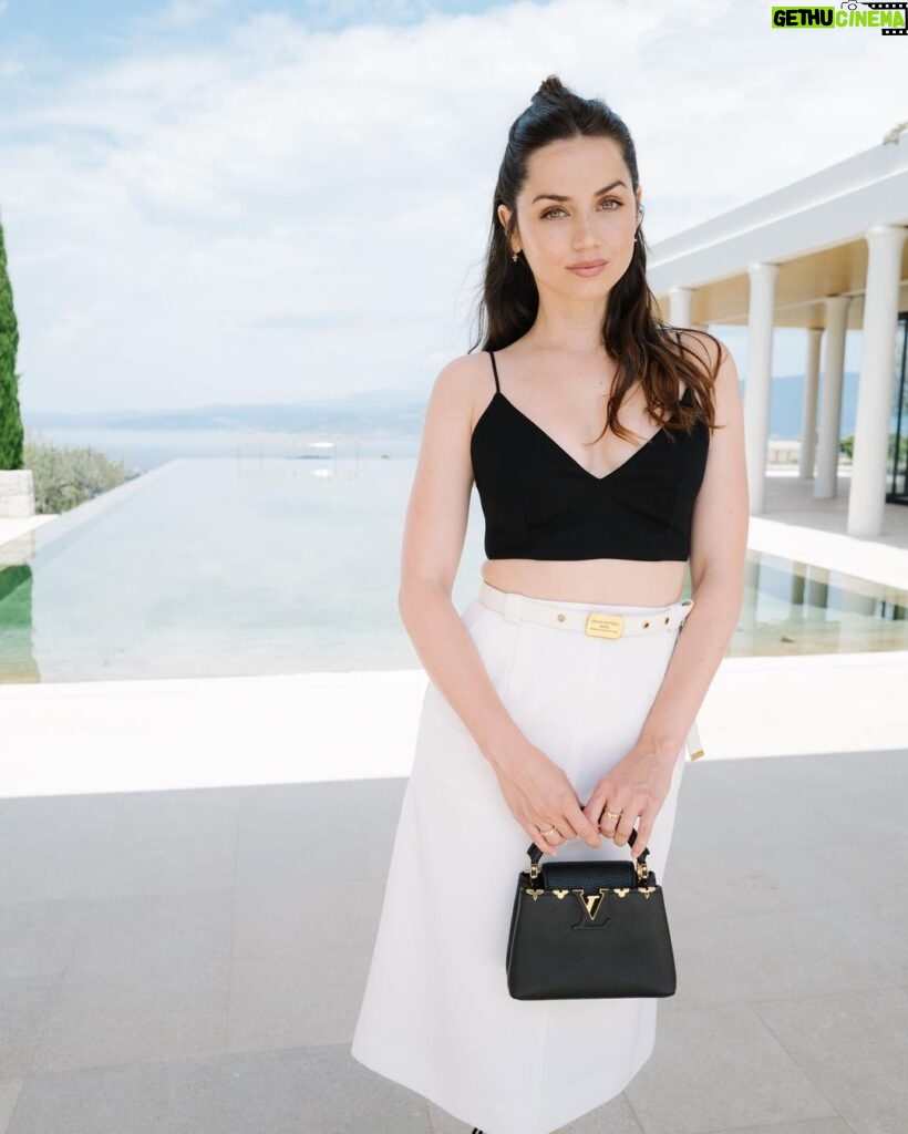 Ana de Armas Instagram - Bye Greece, you are stunning. ✨ Thanks @louisvuitton for making this experience so wonderful! 🫶🏻 Looking forward to our next adventure.