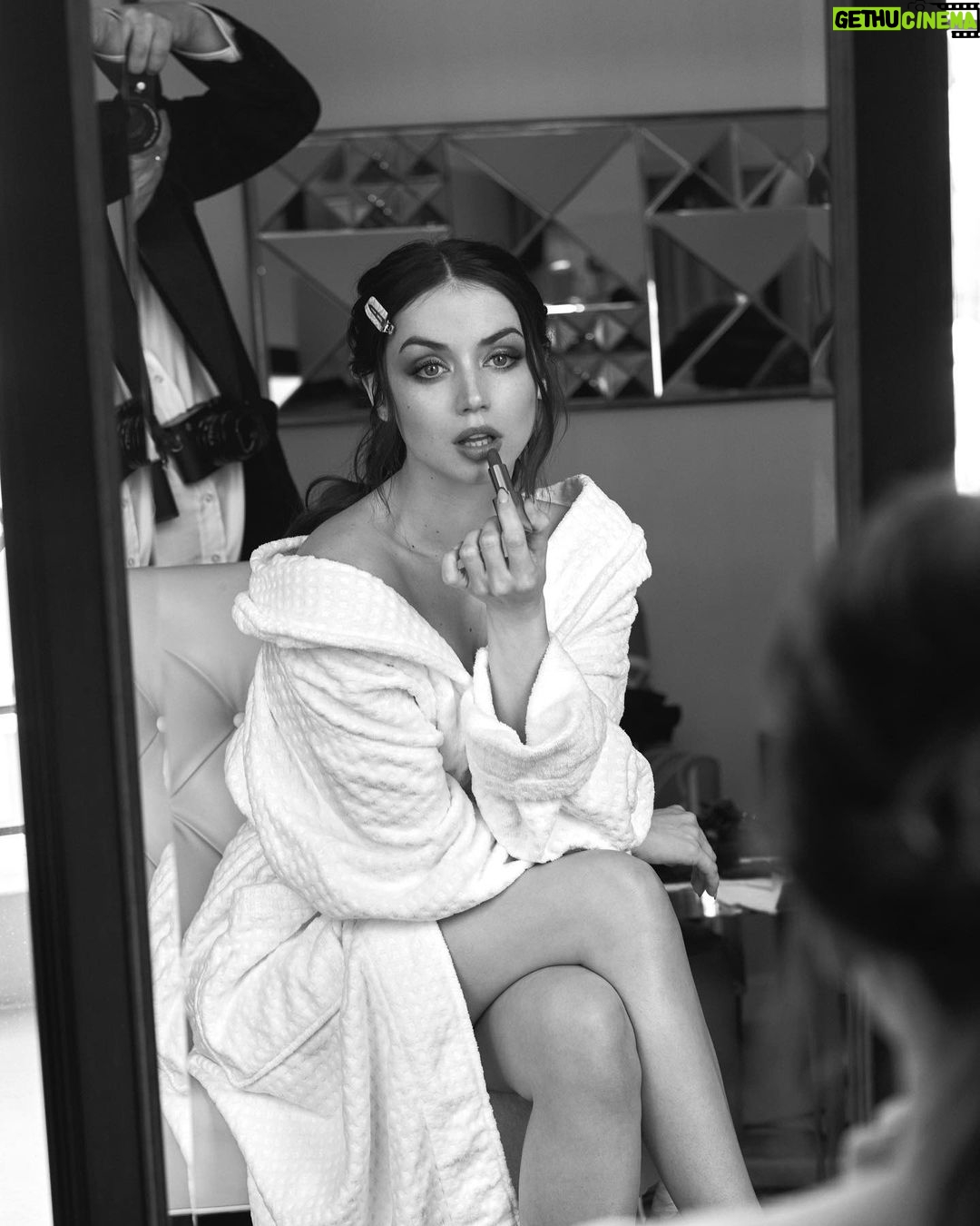 Ana de Armas Instagram - Getting ready for @sagawards ! ✨
