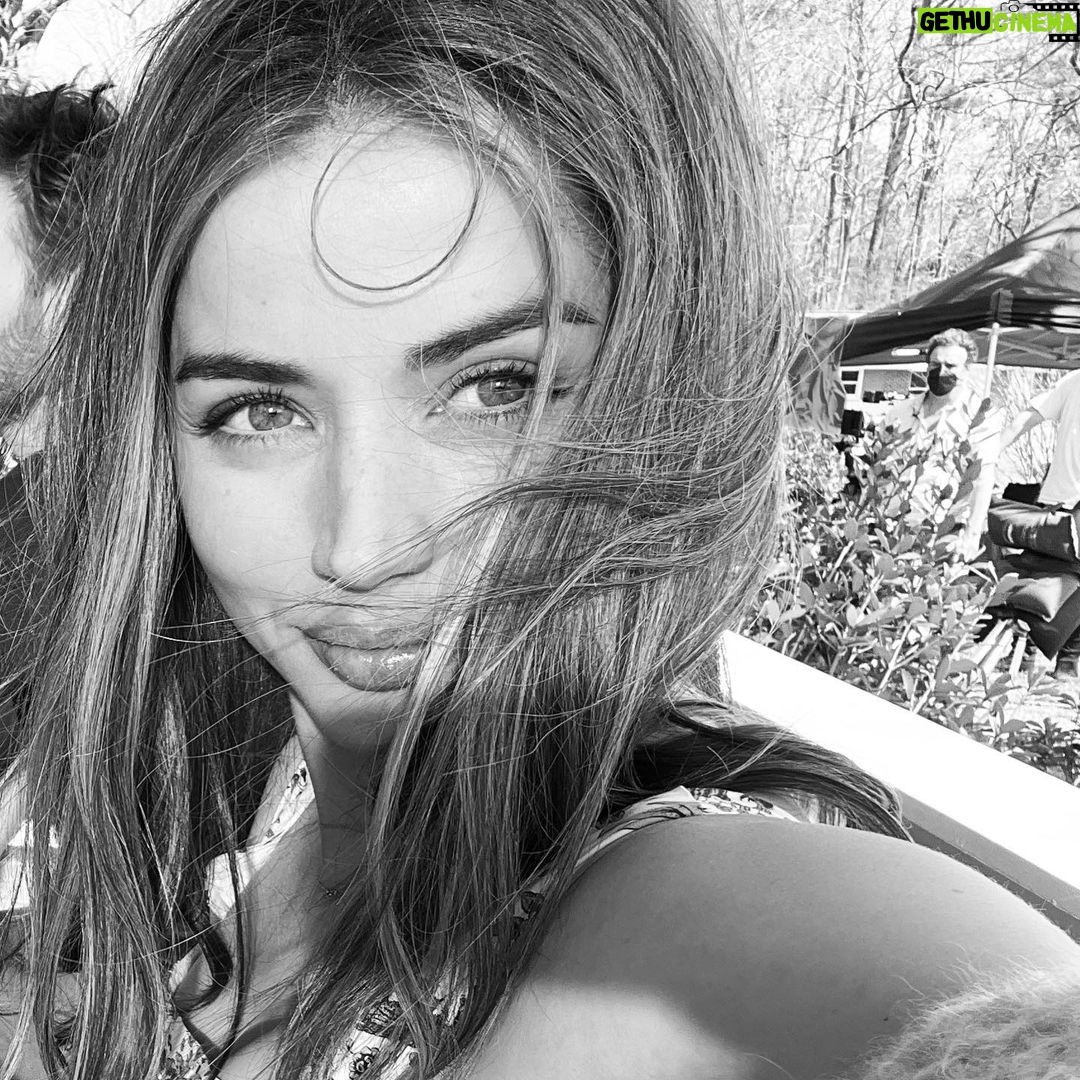 Ana de Armas Instagram - Good days on set. 🧡🌻 #ghosted