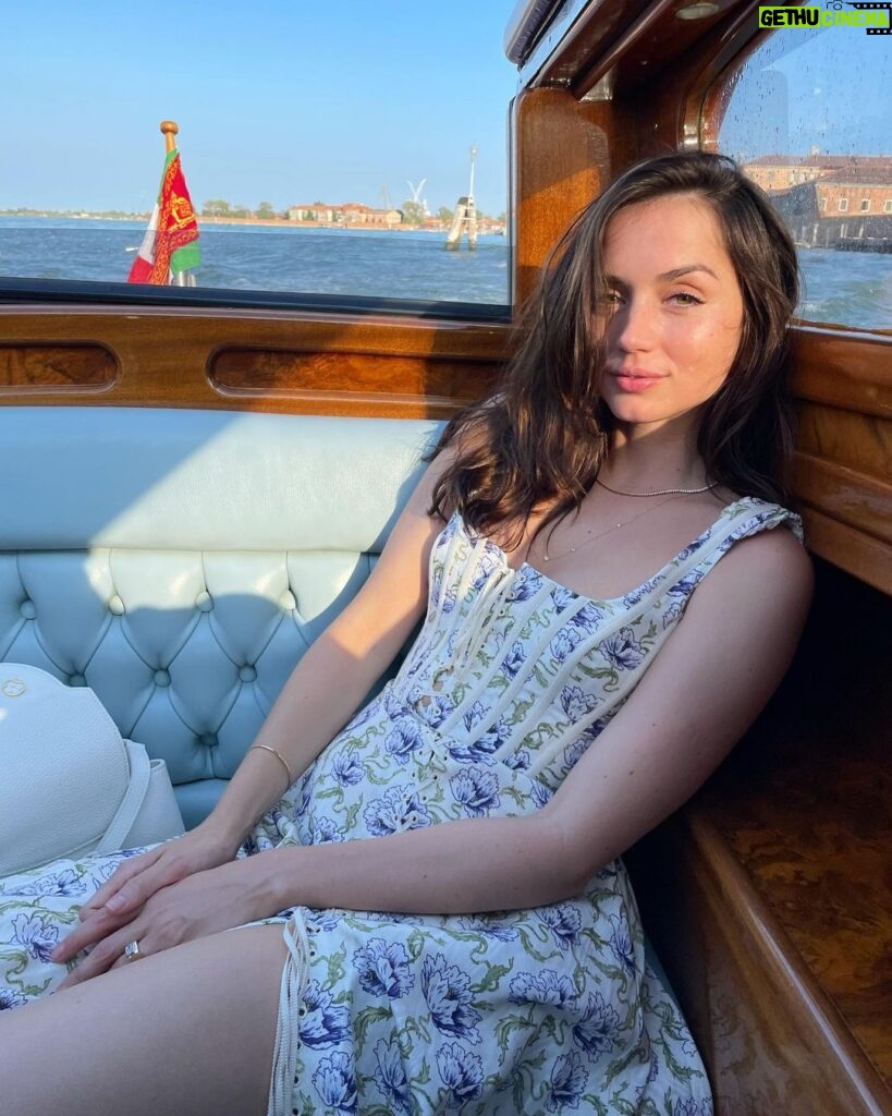Ana de Armas Instagram - Venice 💜🦋🌸