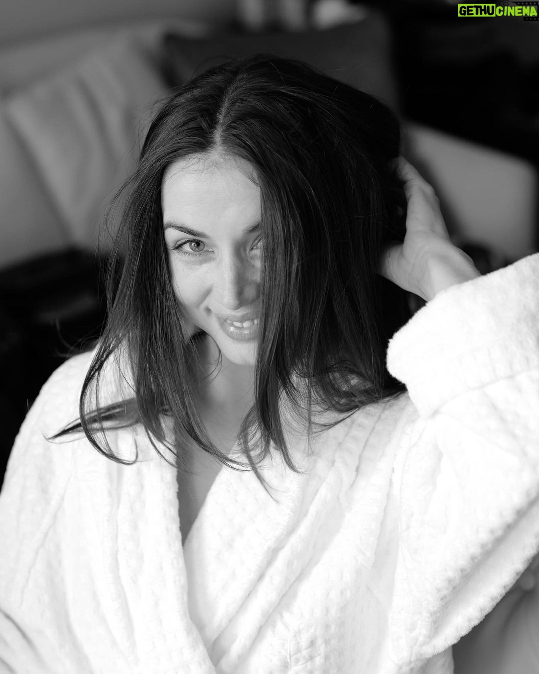 Ana de Armas Instagram - Getting ready for @sagawards ! ✨