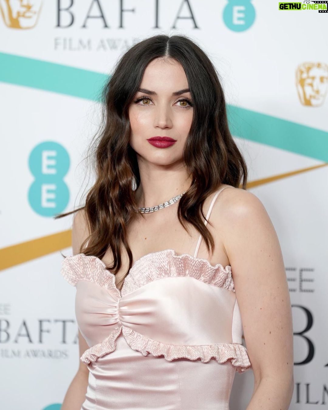 Ana de Armas Instagram - @bafta that was so much fun, thank you for an amazing night. ✨🌹Congratulations to everyone, winners and nominees for the stunning work. Always so grateful for my @louisvuitton @esteelauder families and my glam team. Much love!