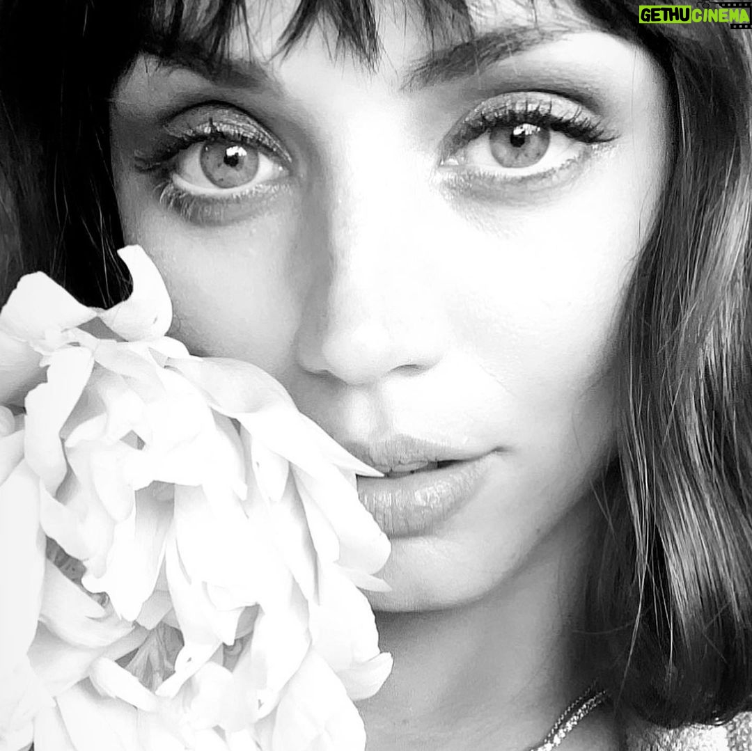 Ana de Armas Instagram - Adiós Mallorca, gracias por todo el amor y la hospitalidad. I had the best time with my @onlynaturaldiamonds fam and our amazing crew! Thank you @jilly314 , Troy, Jordi and my girls, you are my dream team. ♥️🌸