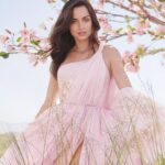 Ana de Armas Instagram - So excited to share my first @esteelauder campaign for the new #BeautifulMagnolia fragrance 🌸 #EsteeGlobalAmbassador