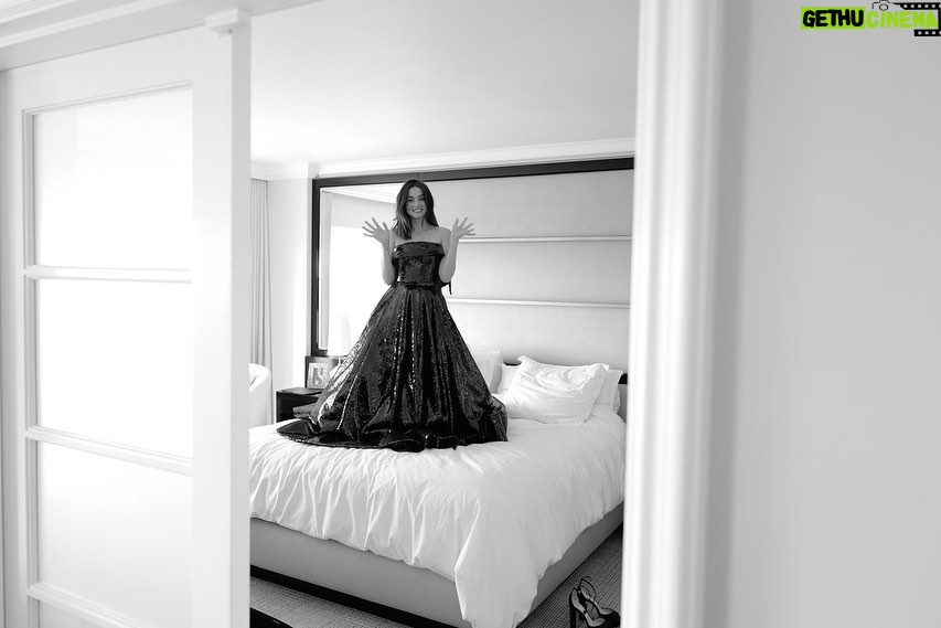 Ana de Armas Instagram - ✨ #goldenglobes2020 ... when @gregwilliamsphotography came to my hotel suite before the ceremony, and my amazing glam team was working their magic! #goodtimes @knivesout