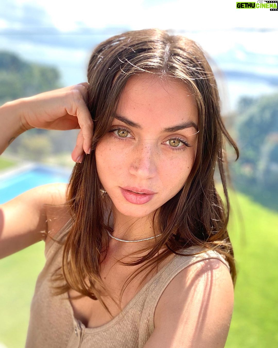 Ana de Armas Instagram - #ad I was introduced to La Mer many years ago by my longtime friend and makeup artist. Now, I am so excited to partner with @LaMer to launch The NEW Concentrate on September 1st! @LaMer #TheConcentrate #LoveLaMer ☀️💚 Hace años, una querida amiga y maquillista me presentó los productos de La Mer. ¡Ahora estoy muy emocionada de formar parte del lanzamiento de The New Concentrate junto a @LaMer que se lanzará el 1ro de Septiembre! @LaMer #TheConcentrate #LoveLaMer