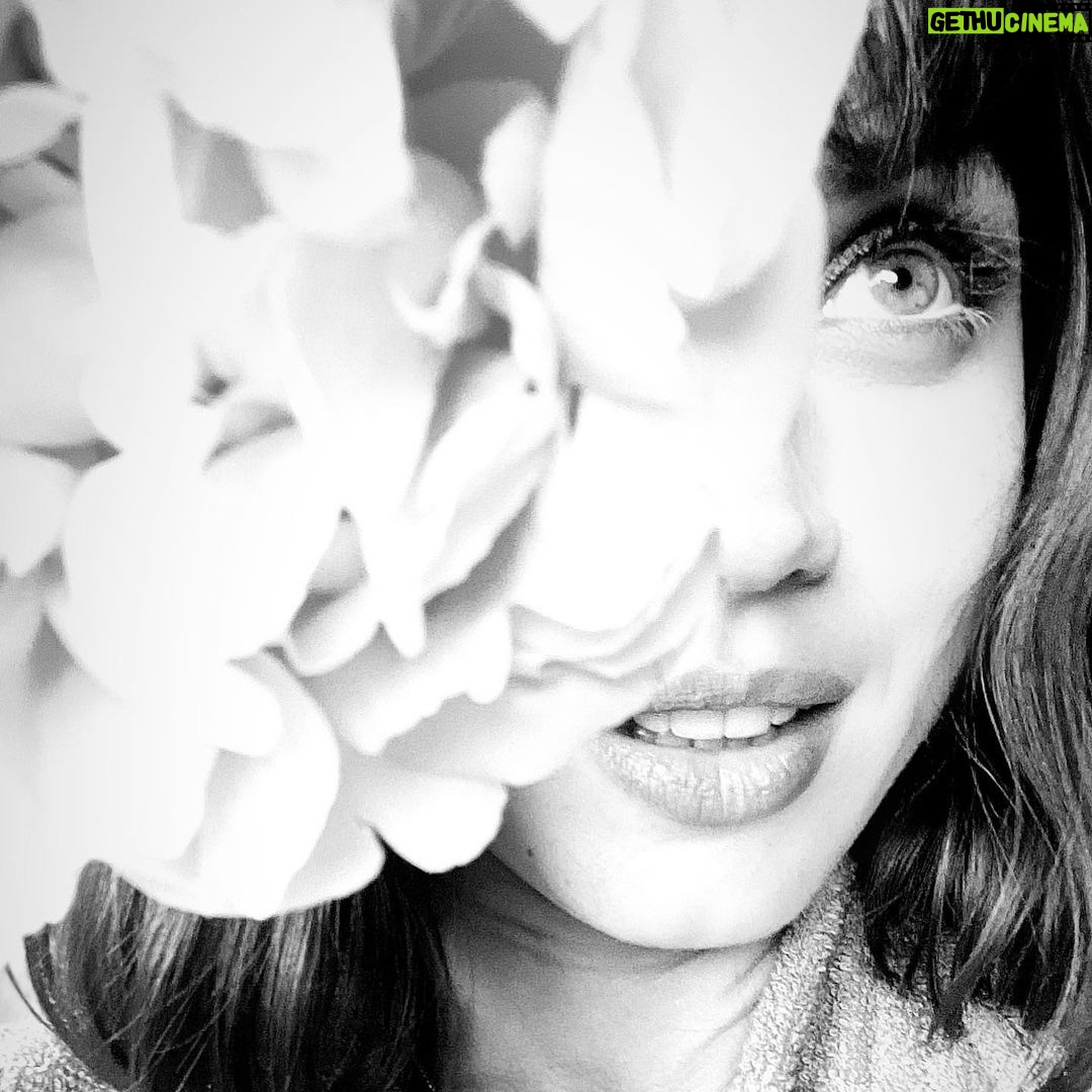 Ana de Armas Instagram - Adiós Mallorca, gracias por todo el amor y la hospitalidad. I had the best time with my @onlynaturaldiamonds fam and our amazing crew! Thank you @jilly314 , Troy, Jordi and my girls, you are my dream team. ♥️🌸