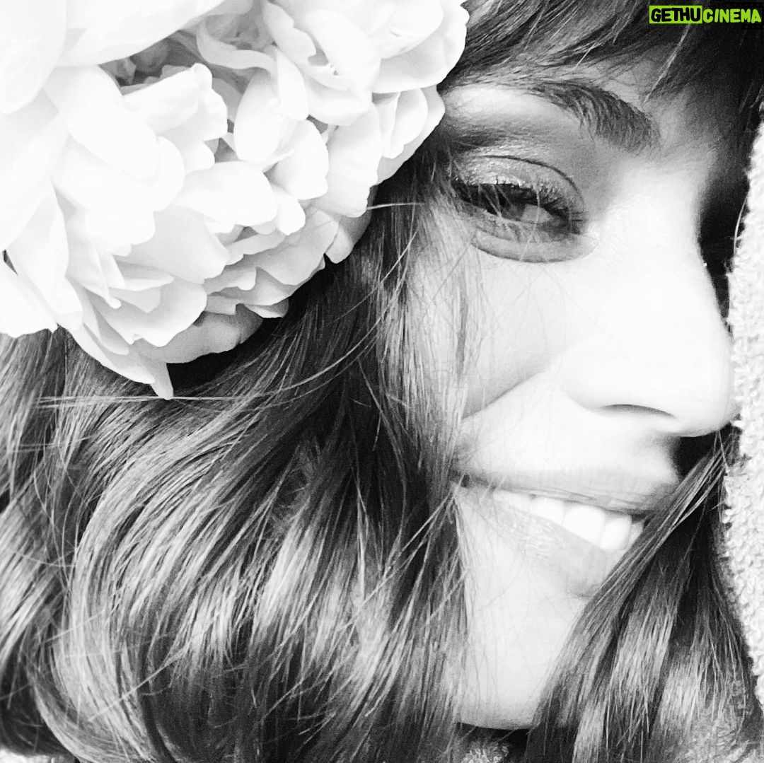 Ana de Armas Instagram - Adiós Mallorca, gracias por todo el amor y la hospitalidad. I had the best time with my @onlynaturaldiamonds fam and our amazing crew! Thank you @jilly314 , Troy, Jordi and my girls, you are my dream team. ♥️🌸