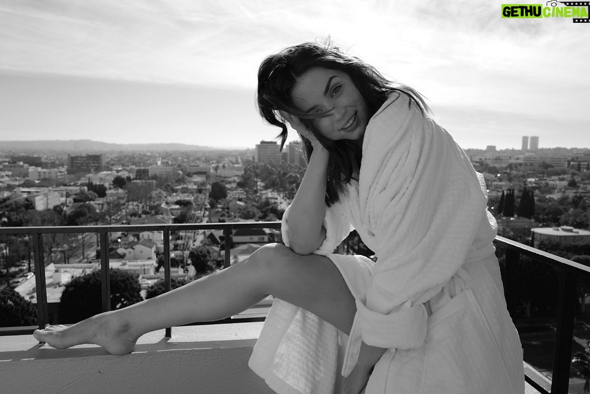 Ana de Armas Instagram - ✨ #goldenglobes2020 ... when @gregwilliamsphotography came to my hotel suite before the ceremony, and my amazing glam team was working their magic! #goodtimes @knivesout