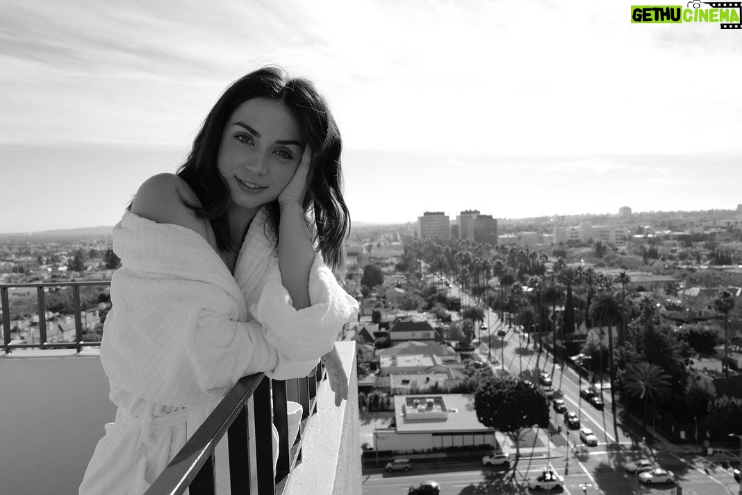 Ana de Armas Instagram - ✨ #goldenglobes2020 ... when @gregwilliamsphotography came to my hotel suite before the ceremony, and my amazing glam team was working their magic! #goodtimes @knivesout