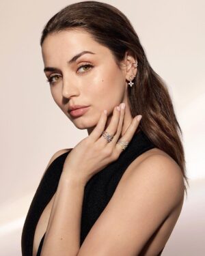 Ana de Armas Instagram - 🌸 @francescaamfitheatrof ‘s #Blossom collection x @louisvuitton 🌸
