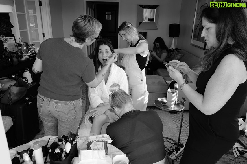 Ana de Armas Instagram - ✨ #goldenglobes2020 ... when @gregwilliamsphotography came to my hotel suite before the ceremony, and my amazing glam team was working their magic! #goodtimes @knivesout