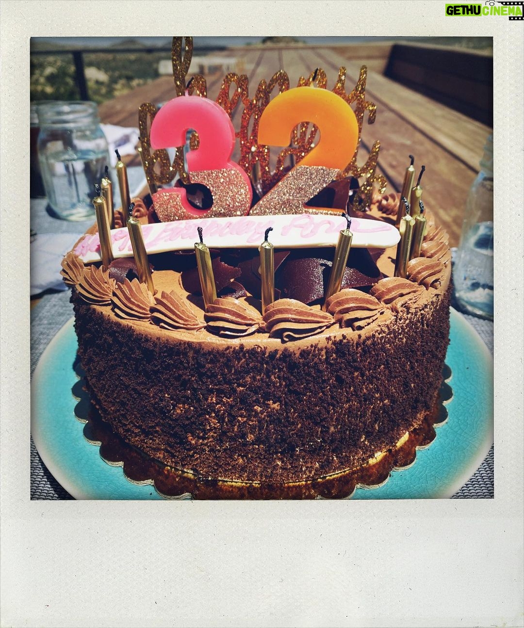 Ana de Armas Instagram - Thank you all so much for the birthday wishes and love! Cheers to another great year. ๐๐๐๐๐ป๐ธ๐นโจ๐ Gracias a todos por los mensajes de cumpleaรฑos y el amor. Un brindis por otro aรฑo maravilloso.