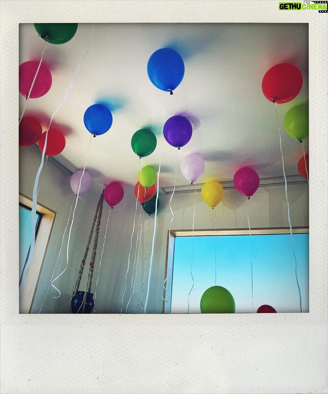 Ana de Armas Instagram - Thank you all so much for the birthday wishes and love! Cheers to another great year. ๐๐๐๐๐ป๐ธ๐นโจ๐ Gracias a todos por los mensajes de cumpleaรฑos y el amor. Un brindis por otro aรฑo maravilloso.