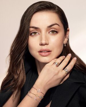 Ana de Armas Instagram - 🌸 @francescaamfitheatrof ‘s #Blossom collection x @louisvuitton 🌸