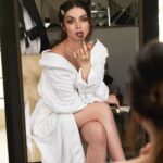 Ana de Armas Instagram - New @esteelauder Pure Color Lipstick for every red carpet moment 💄💋 #EsteeGlobalAmbassador #PureColor