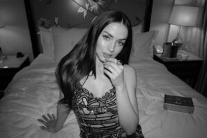Ana de Armas Instagram - 🖤✨