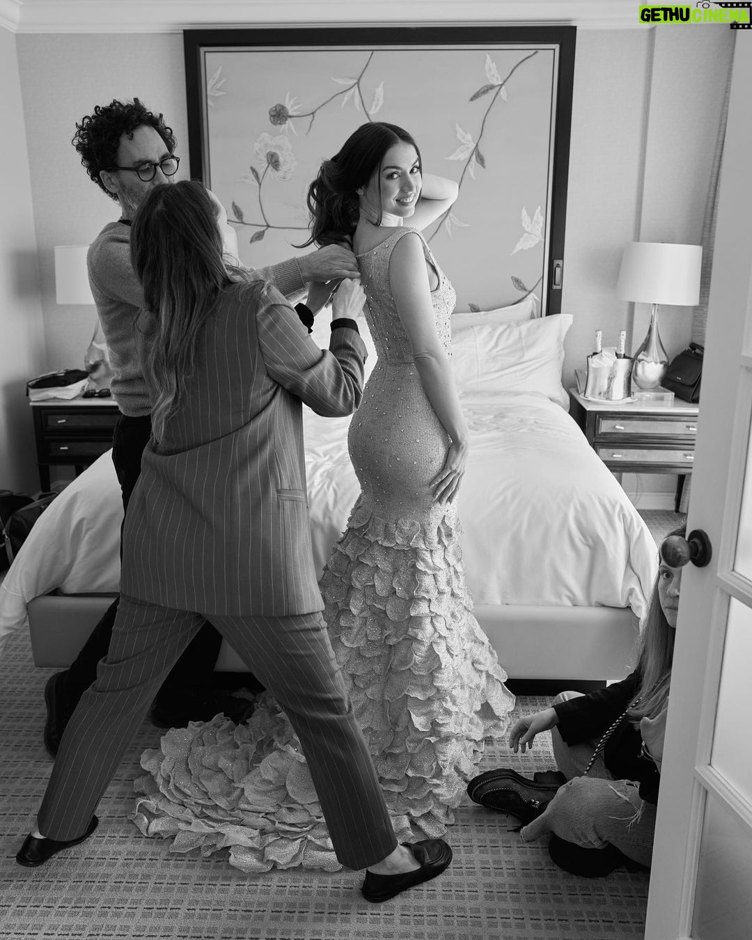 Ana de Armas Instagram - To the team of unicorns that helped me dance my way onto my first Oscars carpet ✨💖 THANK YOU!