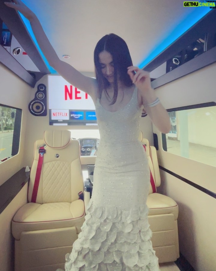 Ana de Armas Instagram - To the team of unicorns that helped me dance my way onto my first Oscars carpet ✨💖 THANK YOU!