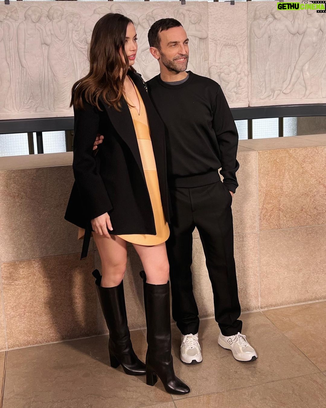 Ana de Armas Instagram - 🧡 @louisvuitton 🧡