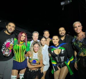 Anahí Instagram - Aquí estamos más fuertes que nunca. 
Somos FAMILIA, somos tribu de amor. 
Juntos todo!! 💖
