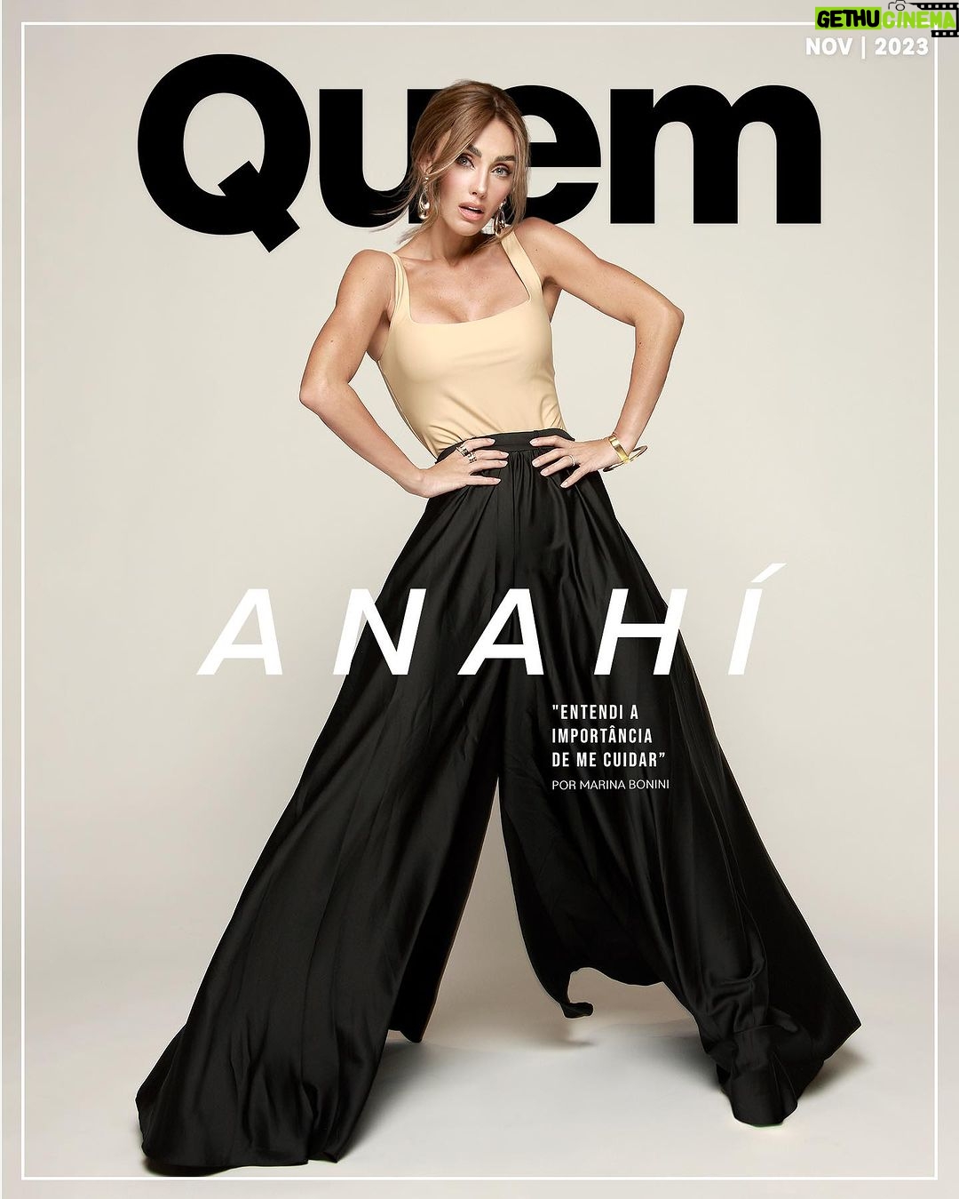 Anahí Instagram - Eu digo ANA, vocês dizem HÍ! ⭐ Ídolo de uma geração que formou o caráter no Elite Way School, @anahi é nossa capa da semana. Pra todos os fãs que ficaram preocupados com a saúde da nossa queen, ela mandou avisar que tá prontíssima pra seguir adiante com a tour! 🎤✌🏻 Anahi conversou com a nossa ̶f̶ã̶ ̶n̶°̶1̶ ̶d̶e̶ ̶R̶B̶D̶ repórter @marina_bonini sobre a relação especial com os fãs brasileiros, a emoção de mostrar aos filhos e ao marido sua versão popstar e os aprendizados de quem acaba de fazer 40 anos com a mesma carinha de Mia Colucci: “Conforme fui amadurecendo, entendi a importância de me cuidar e ter compaixão por mim mesma". Bora conferir esse conteúdo exclusivo e fazer o 🌍 amar ainda mais essa lenda?! Link nos stories. Texto: @marina_bonini Edição: @afabisato Fotos: @urielsantanafoto Assistente de fotografia: Hugo Serna Direção de Arte: @itsbaldooo Design de capa: @eduardogarda Produção/PR: @burgerrockmedia; @burgerrock Stylist: @styledbyhoracio Assistentes de produção: @karlitaa21, @marianaivetteg, @josevielman Makeup: @delarosamakeup Hair Stylist: @alexarizmendyhairstyle Talent PR: @prensadanna PR Brasil: @dan.chandia