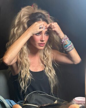 Anahí Instagram - Ver a cada uno de ustedes con su estrellita en la frente, me llena el corazón de amor. ¡Gracias por ser mis cómplices en este sueño que hoy, 15 años después, se hizo realidad! 💖

📷 @gabolojero