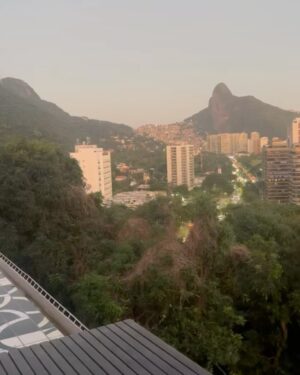 Anahí Instagram - Eu te amo Rio !!! 🇧🇷 Que días maravillosos ! Llegar ahora con mi familia 🥹❤️es un sentimiento tan bonito. Ya no estoy solita y Volví a mi segunda casa ! 💖🙏 Y con mis hermanos ! Juntos ! RBD FOR LIFE !! ⭐️ siguiente parada será ? …. Mi destino. ♾️ São Paulo !!!!
