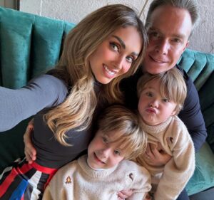 Anahí Instagram - Mis amores ! Hoy quiero agradecerles tanto! Han sido meses de locura total ! Emociones a mil ! Pruebas y muchos retos. Gracias por estar a mi lado , por siempre darme su sonrisa y su abrazo cuando todo salió bien ( y también cuando no tanto.. ) por hacerme sentir que pasé lo q pase siempre tendré en ustedes mi hogar,  mi lugar seguro ese donde puedo ser simplemente yo y así está todo bien. 🙌🏻 Son mi mayor éxito en la vida! Mi mayor regalo del universo ! ♾️ Veo sus ojitos y lo entiendo todo … los amo con todo mi ♥️. Gracias x darme paz. @velascom_