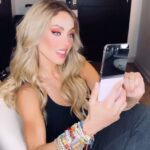 Anahí Instagram - Mi nuevo #GalaxyZFlip5 acompañándome en esta nueva aventura @samsungmexico 💜💕 #TeamGalaxy #JoinTheFlipSide
